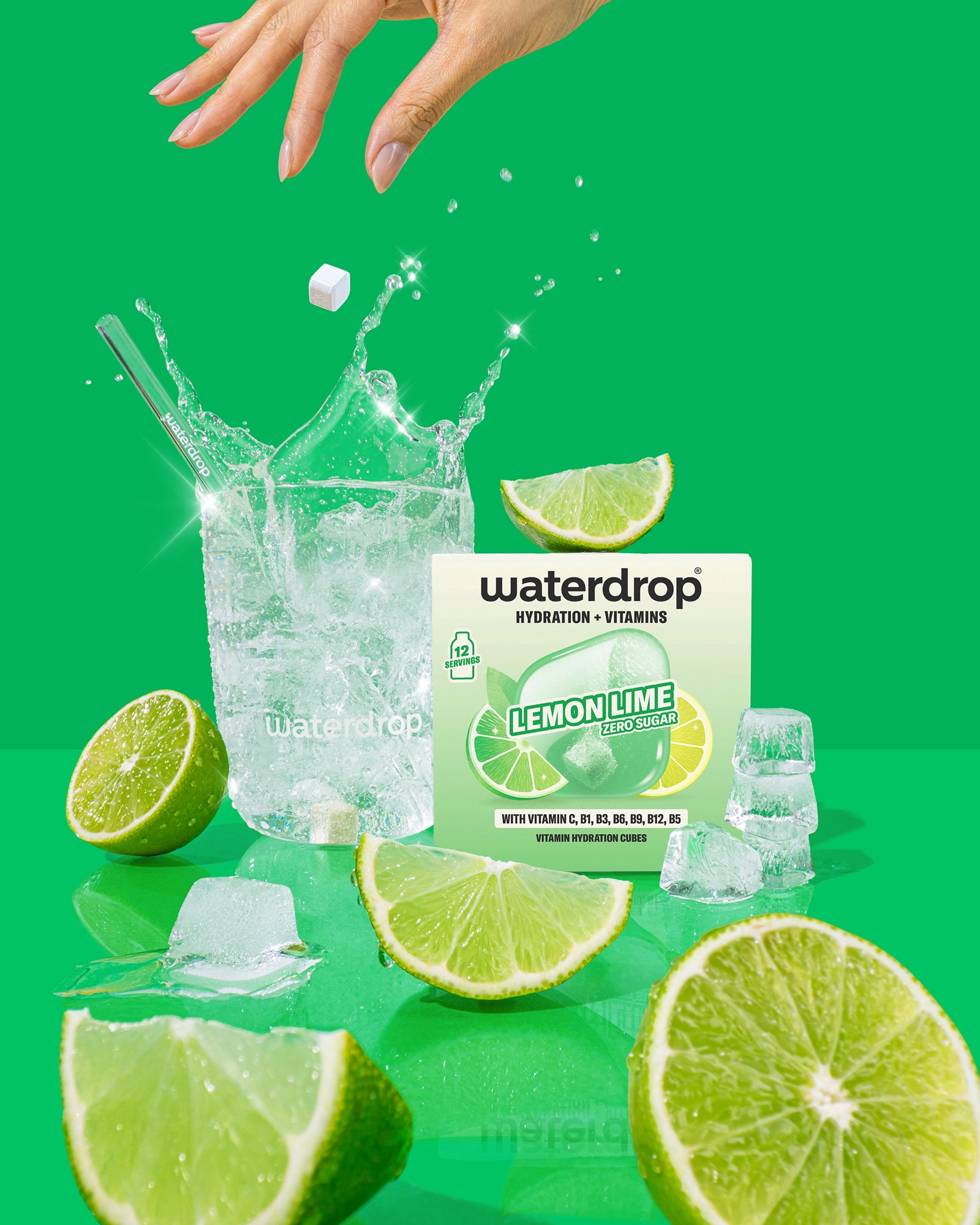 Пакување Waterdrop вкус лимета и лиметa со парчиња лимета, коцки мраз и прскање вода на светло зелена позадина.